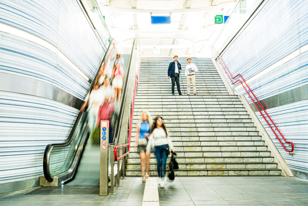 Van Dorp Railinfra op NS station Zwolle waar zij de verlichting in de voetgangerstunnel hebben gedaan